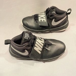 Nike size 4Y Boys Team Hustle D 8 881941-001 Black Basketball Shoes Sneakers